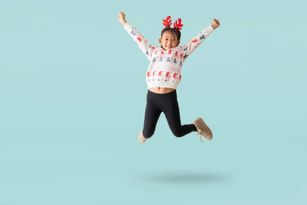 Веселая Молодая Азиатская Девушка Рождественском Свитере Рогами Северных Оленей Счастливые — стоковое фото