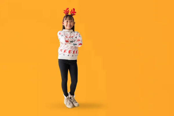 Fröhliches Junges Asiatisches Mädchen Einem Weihnachtspullover Mit Rentierhörnern Glücklich Lächelnd — Stockfoto