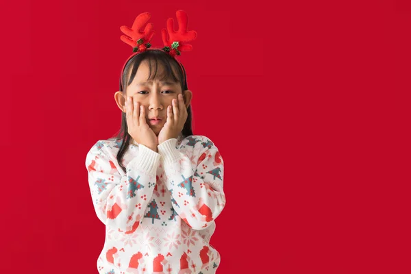 Позитивная Азиатская Девочка Шляпе Санта Клауса Рождественским Свитером Удивлением Стоящей — стоковое фото