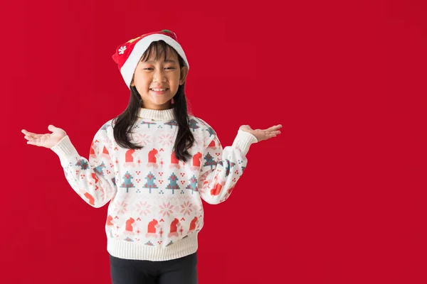 Позитивный Азиатский Ребенок Девочка Шляпе Санта Клауса Ношением Рождественский Свитер — стоковое фото