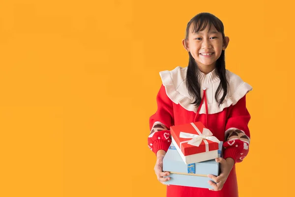 Happy Souriant Asiatique Enfant Fille Avec Porter Pull Noël Rouge — Photo