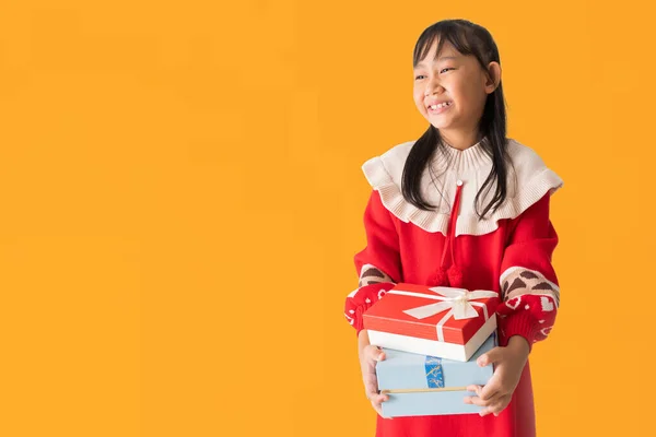 Ευτυχισμένο Χαμογελαστό Κορίτσι Ασιατικό Παιδί Φορώντας Ένα Κόκκινο Πουλόβερ Χριστούγεννα — Φωτογραφία Αρχείου