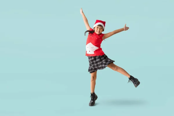 Счастливая Улыбающаяся Азиатская Девочка Красном Рождественском Костюме Шляпе Санта Клауса — стоковое фото