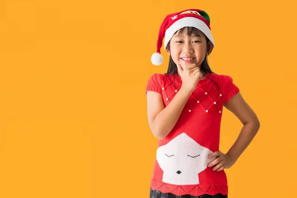 Feliz Niña Asiática Sonriente Sombrero Santa Claus Con Traje Rojo — Foto de Stock