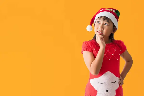 Feliz Niña Asiática Sonriente Sombrero Santa Claus Con Traje Rojo — Foto de Stock