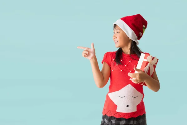 Feliz Niña Asiática Sonriente Con Traje Navidad Rojo Sombrero Santa — Foto de Stock