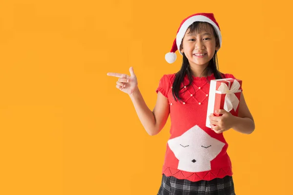 Счастливая Улыбающаяся Азиатская Девочка Красном Рождественском Костюме Шляпе Санта Клауса — стоковое фото