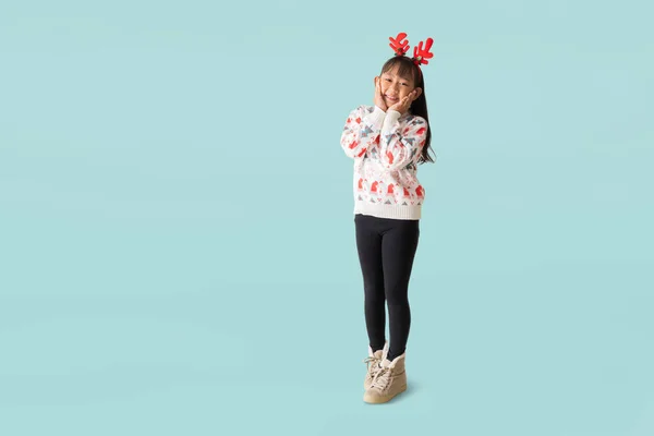 Alegre Joven Asiática Chica Usando Suéter Navidad Con Cuernos Reno Imagen De Stock