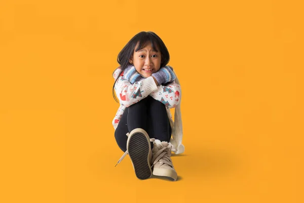 Portrait Une Jolie Petite Fille Asiatique Joyeuse Assise Sur Sol — Photo