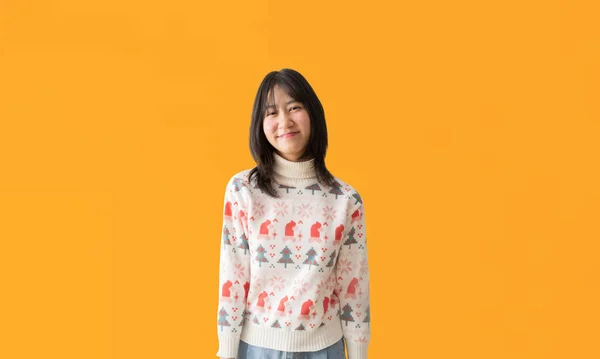 Joven Adolescente Asiática Alegre Usando Suéter Navidad Feliz Sonriente Pie Imagen De Stock