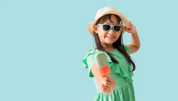 Feliz Niña Asiática Posando Con Sombrero Con Gafas Sol Sosteniendo Imagen De Stock