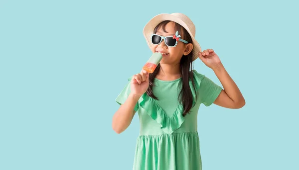 Ευτυχισμένο Ασιατικό Κοριτσάκι Ποζάρουν Φορούν Καπέλο Γυαλιά Ηλίου Κρατώντας Παγωτό Φωτογραφία Αρχείου