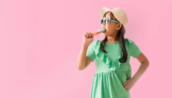 Счастливая Азиатская Маленькая Девочка Позирует Шляпе Солнцезащитными Очками Которых Держится Лицензионные Стоковые Фото