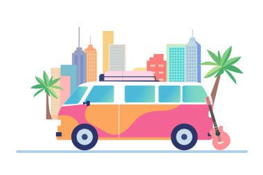 Gitarı ve sörf tahtaları olan renkli bir minibüs. Palmiye ağaçlarının arasına park edilmiş güneşli bir yolculukta yolculuğa hazır.