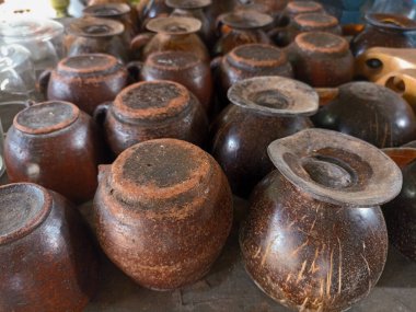 Çamurdan yapılmış bardaklar. Cam şekilli çömlek..