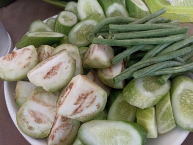 Lalapan veya taze çiğ sebze sepeti. Biber soslu, tamamlayıcı yemek olarak yenir. otantik Endonezya yemekleri