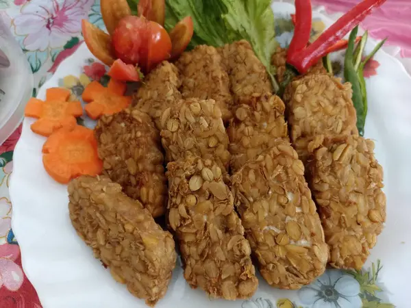 Kızarmış tempo. Tipik Endonezya yemekleri soya fasulyesinden yapılır..