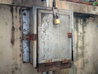 Kilitli kasa paslı metalden yapılmış.