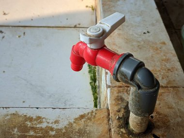 Kirli musluk kırmızı.