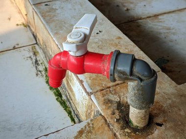 Kirli musluk kırmızı.