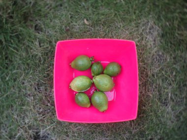 Pembe kabın içinde çiğ guava