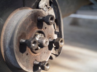 Araba fren parçaları tamir ediliyor. Tamir edilmiş araba disk frenleri