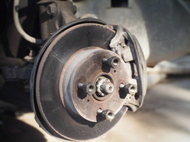 Araba fren parçaları tamir ediliyor. Tamir edilmiş araba disk frenleri