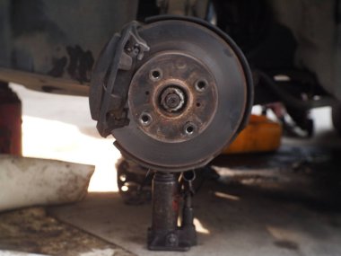 Araba fren parçaları tamir ediliyor. Tamir edilmiş araba disk frenleri