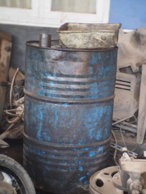 Kullanılmış yağ depolama varilleri ve konteynerleri