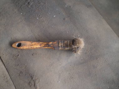 Kirli zeminde kırık fırçalar.