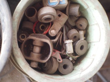 Paslanmış motosiklet parçaları enkazda paslanmış. Geri dönüşüm Yok edilmiş makine parçaları yeniden kullanılmayı bekliyor ya da bir onarımın parçası olarak.