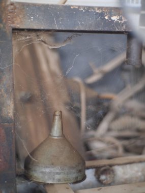 Motora yağ koymak için kirli baca.