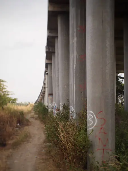 Üstgeçitten grafiti ile beton sütunlar