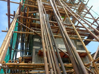 Bambu iskelesinden yüksek binalar yapmak için. Steger için Bambu Kullanımı.