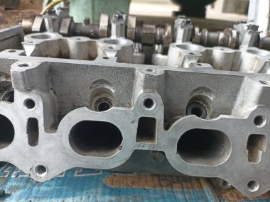 Bir araba motorunun içi. Araba piston tutucu