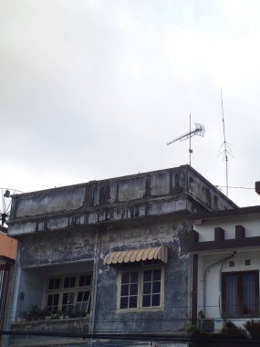 Artık kullanılmayan eski bina.