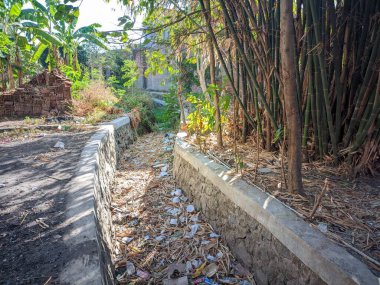 Kuru su sulama kanalları. Küresel ısınmanın etkisi su yollarının kurumasına neden oluyor.