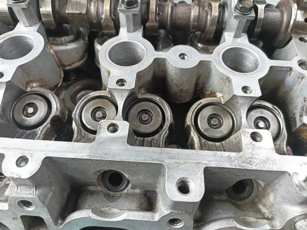 Bir araba motorunun içi. Araba piston tutucu
