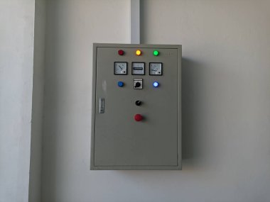 Jeneratör motoru tezgahın hemen arkasında.