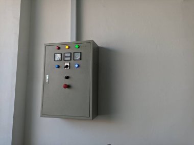 Jeneratör motoru tezgahın hemen arkasında.