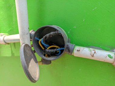 Tuğla duvarda lektrik priz var. Elektrik akımı kablo devrelerinin kurulumu