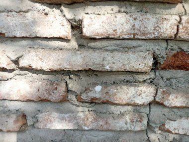 Eski binanın duvarları kırmızı tuğla ve çimento karışımı ile döşenmiştir. Hasarlı kırmızı tuğla duvarlar