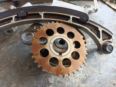 Araç zamanlayıcısı zincir takımı. Tamir edilen bir araba motoru parçası