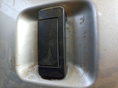 Kirli araba manzarası, kirli dış kapı kolu. Beyaz arabadaki çamur ve toz dokusu