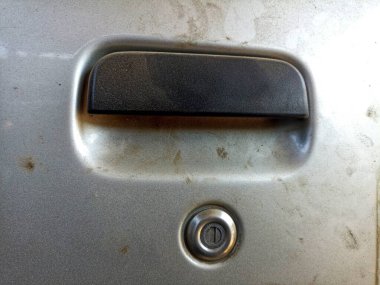 Kirli araba manzarası, kirli dış kapı kolu. Beyaz arabadaki çamur ve toz dokusu