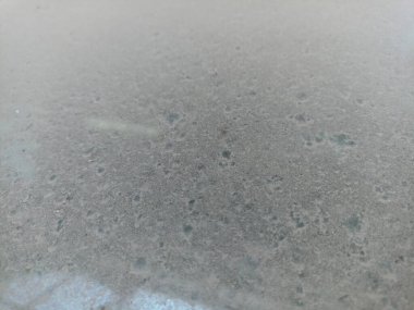 Kirli arabanın tozunu al.