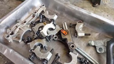 Sürgüler ve araba motorlarının parçaları. Bir araba motorunun parçaları