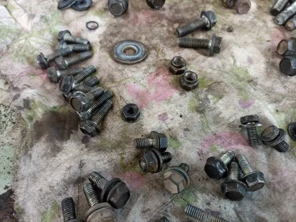 Sürgüler ve araba motorlarının parçaları. Bir araba motorunun parçaları