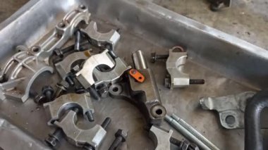 Sürgüler ve araba motorlarının parçaları. Bir araba motorunun parçaları