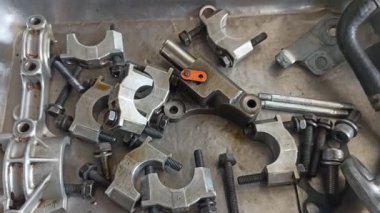 Sürgüler ve araba motorlarının parçaları. Bir araba motorunun parçaları